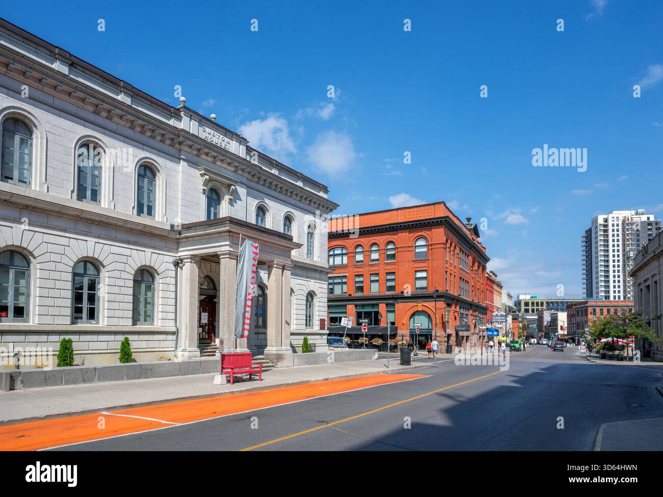 Vue en bas de la rue King avec la maison des douanes de Kingston à gauche, Kingston, Ontario, Canada Banque D'Images