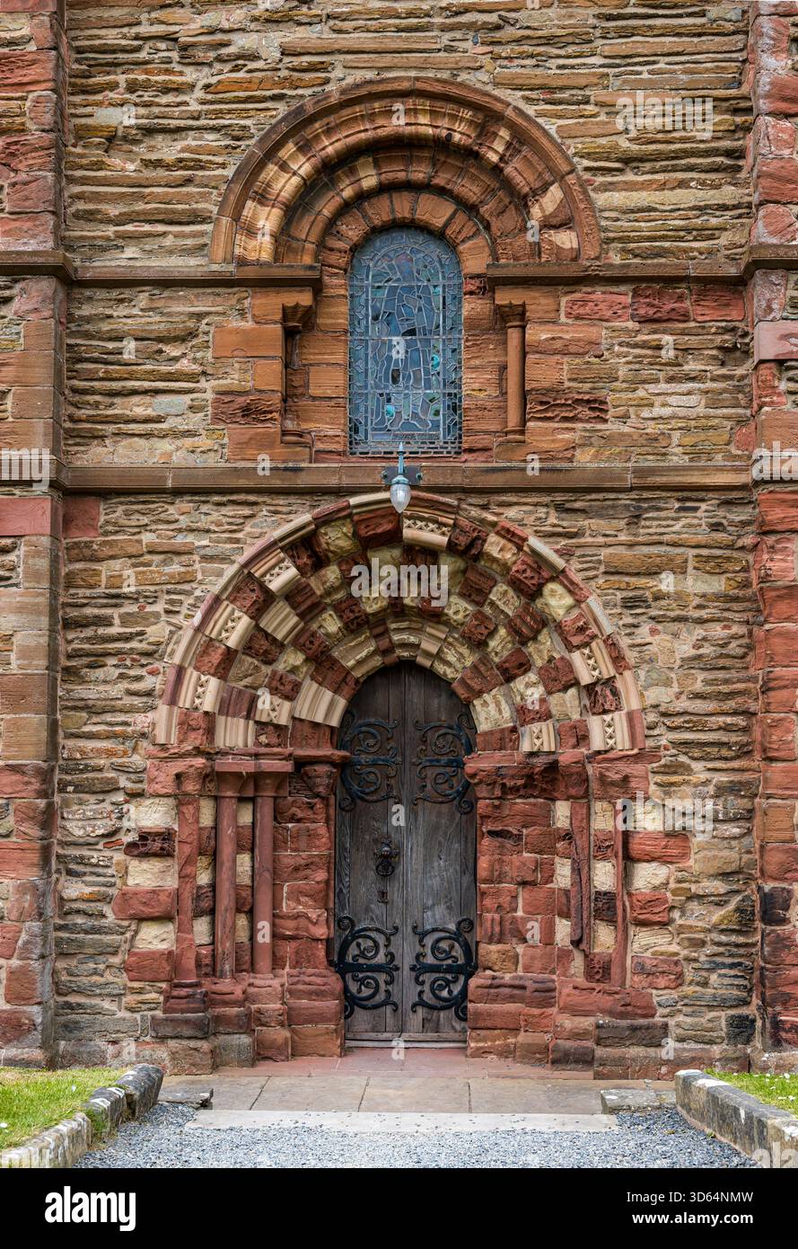 Porte d'entrée latérale ornée à la cathédrale St Magnus, Kirkwall, Orcades, Écosse, Royaume-Uni Banque D'Images