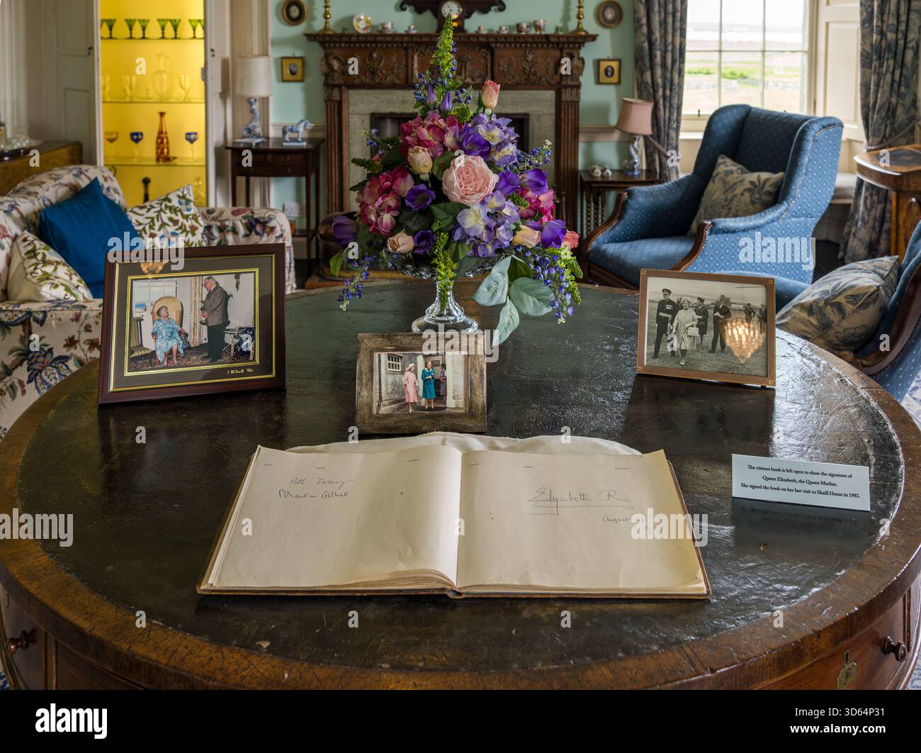 Salon, Skaill House avec photos et livre de visiteurs signé par la reine Elizabeth Quen mère, Orcades, Écosse, Royaume-Uni Banque D'Images