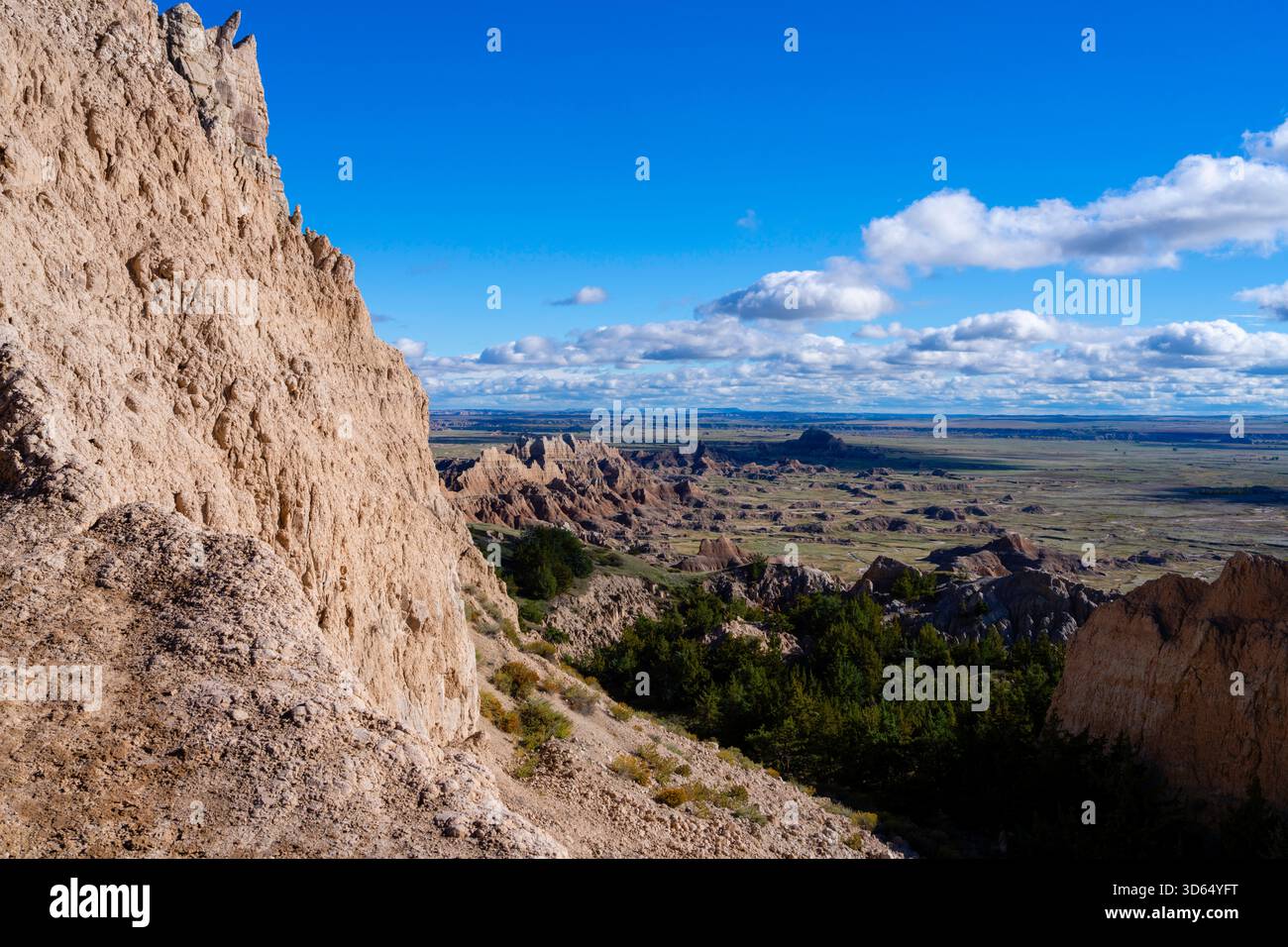 Vue depuis le Notch surplombant le bassin principal dans le parc national des Badlands lors d'un bel après-midi d'automne. Banque D'Images