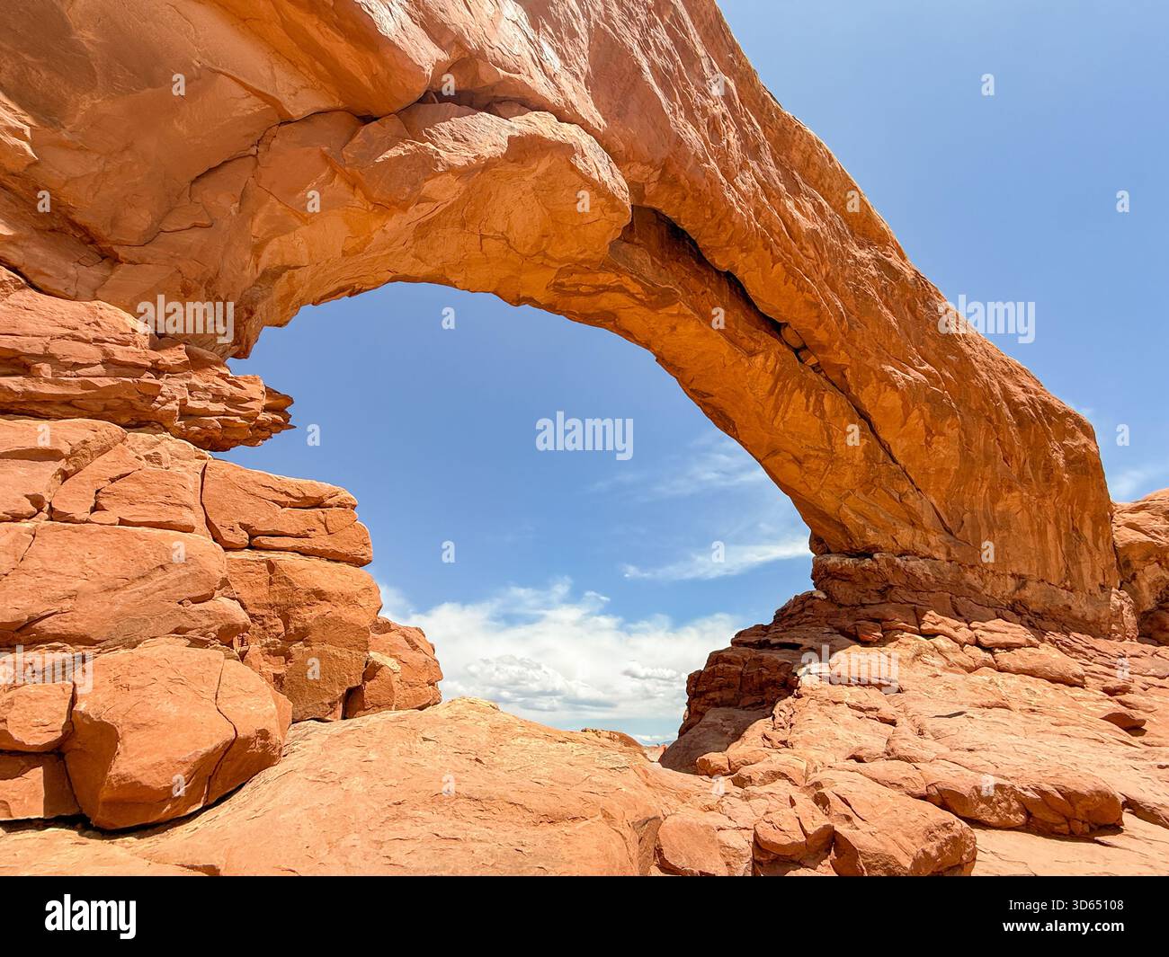 Vue panoramique de l'une des arches sur le sentier Windows dans le parc national des Arches près de Moab, Utah. Personne. - Image de stock capturée avec un smartphone