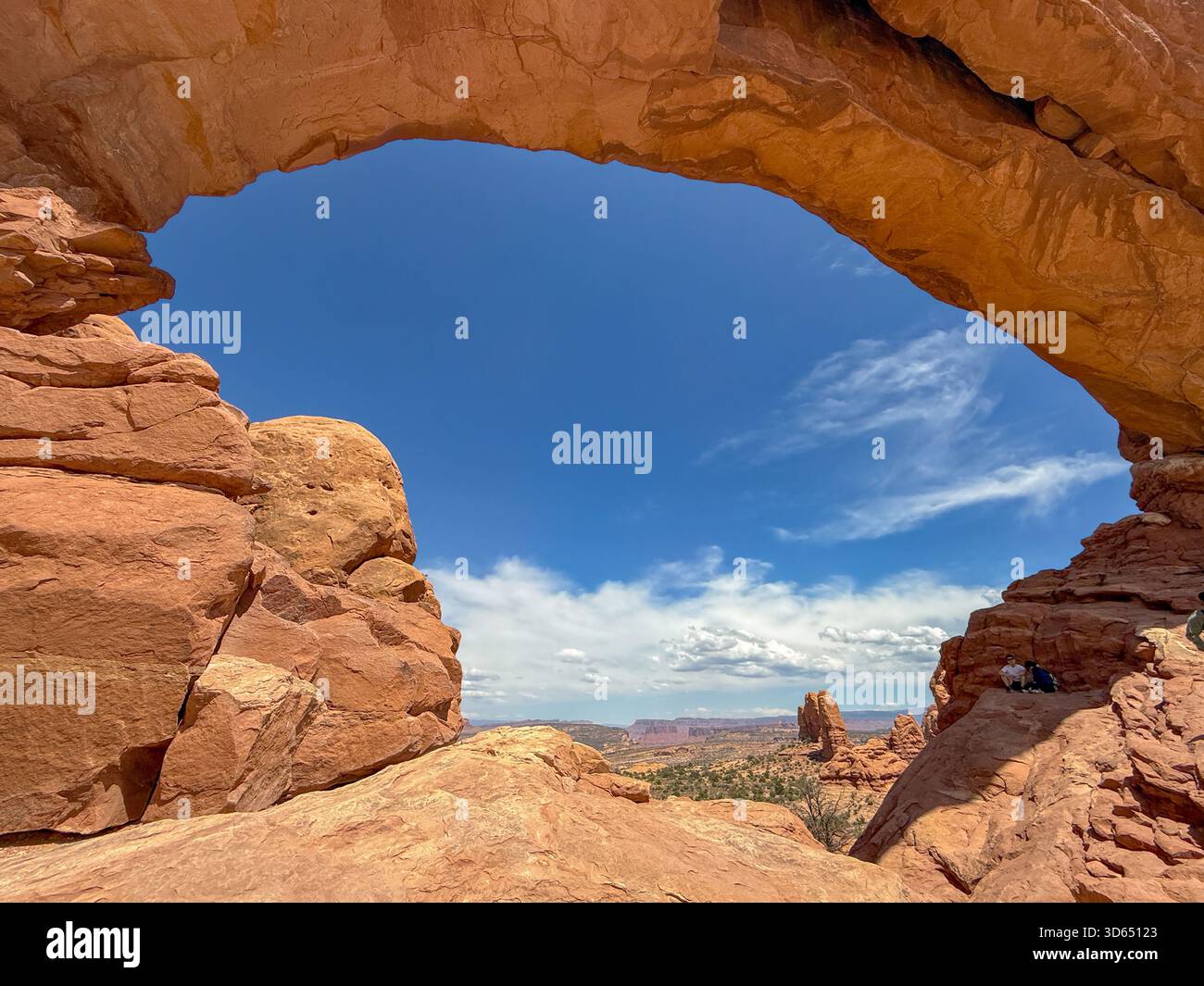 Vue panoramique sur un trou de fenêtre dans une formation rocheuse de grès sur le sentier Windows dans le parc national des Arches près de Moab, Utah - Image de stock capturée avec un smartphone