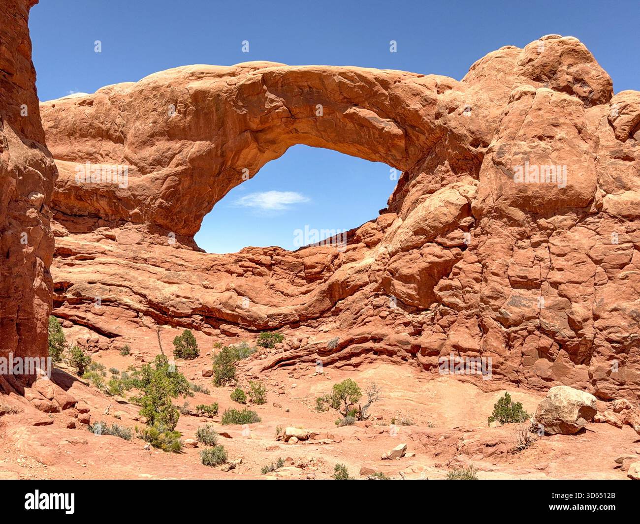 Vue panoramique sur un trou de fenêtre dans une formation rocheuse de grès sur le sentier Windows dans le parc national des Arches près de Moab, Utah - Image de stock capturée avec un smartphone