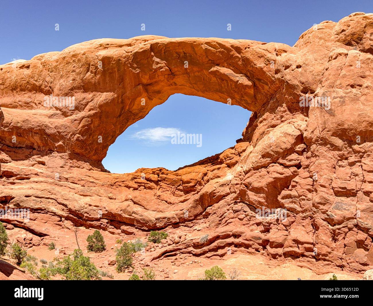 Trou de fenêtre dans une formation rocheuse de grès sur le Windows Trail dans le parc national des Arches près de Moab, Utah - Image de stock capturée avec un smartphone