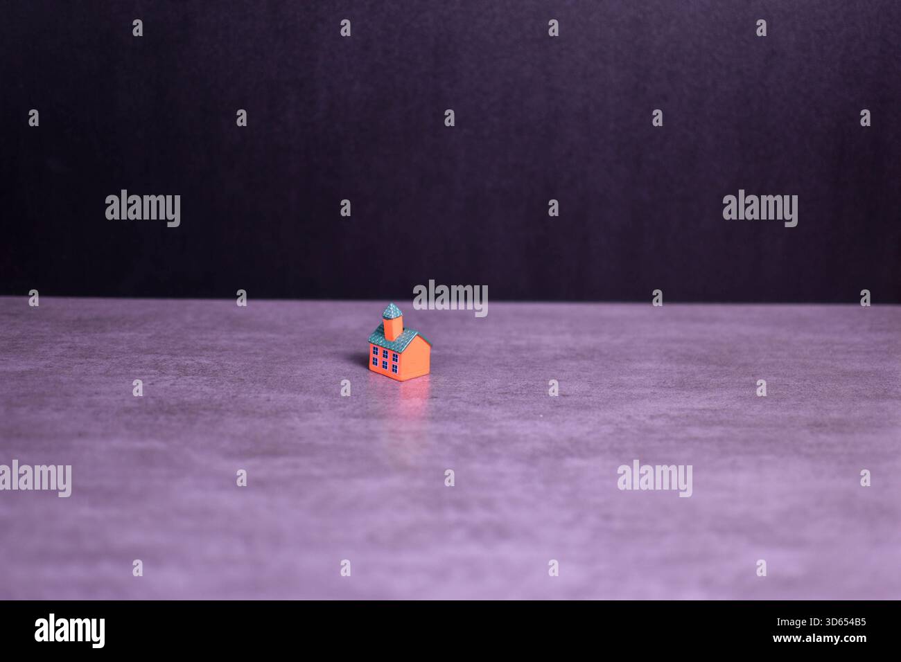 La construction de modèles aux couleurs vives sur fond sombre souligne les détails architecturaux, l'isolation et le contraste visuel dans une composition minimaliste. Banque D'Images