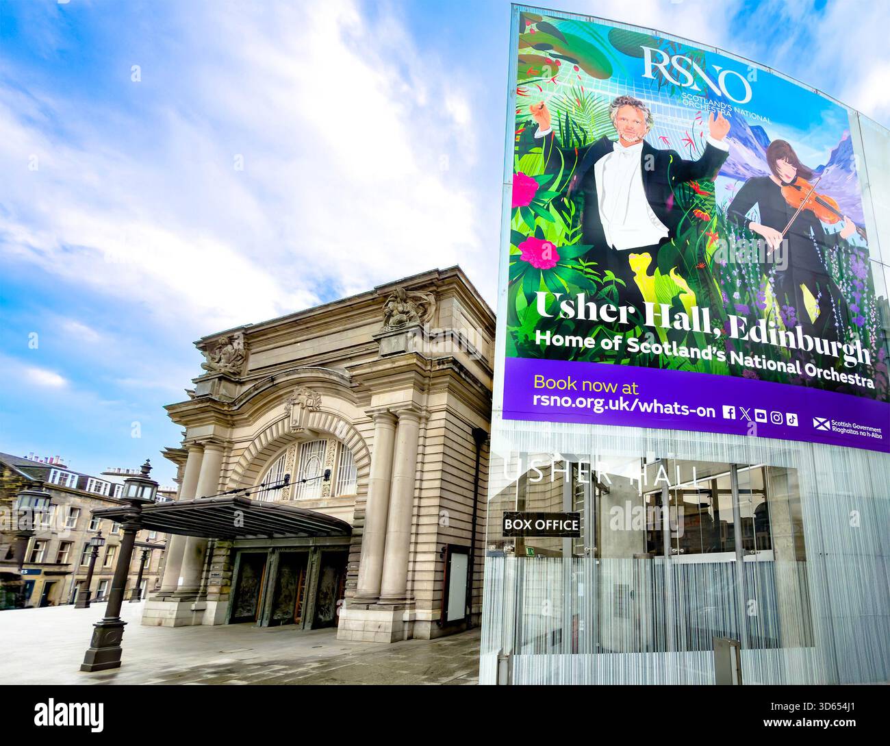 Vue extérieure de la salle de concert Usher Hall à Édimbourg avec une grande bannière promotionnelle pour l'Orchestre National d'Écosse - Image de stock capturée avec un smartphone