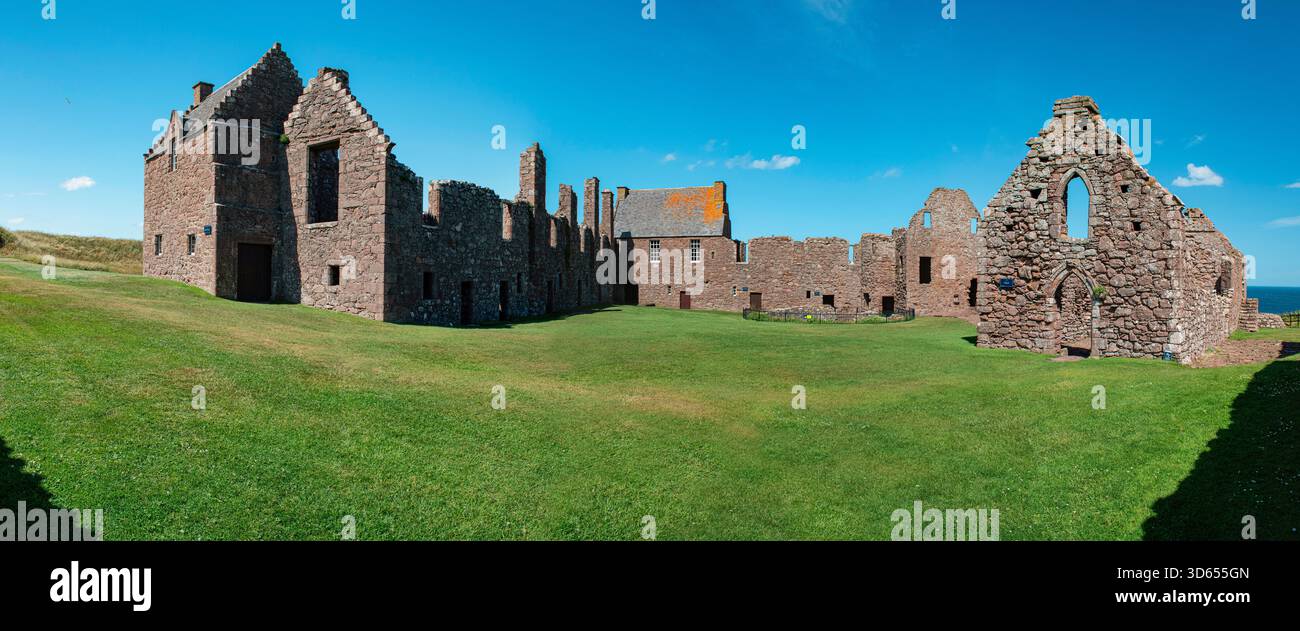 Écosse, Royaume-Uni : la chapelle et d'autres bâtiments anciens dans le complexe du château de Dunnottar, forteresse médiévale en ruine sur un promontoire rocheux Banque D'Images