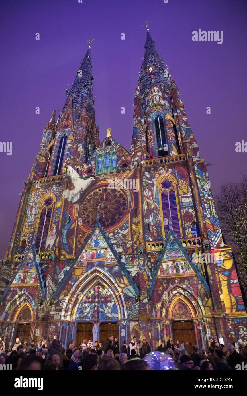 Light artwork Windows de Daniel Margraf, projection de lumière sur l'église Catharina, festival DE LA LUEUR à Eindhoven, pays-Bas, novembre 2025 Banque D'Images
