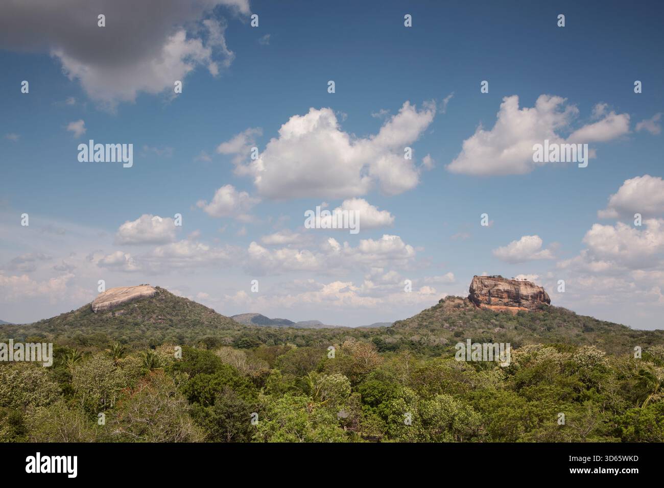 Une vue panoramique sur les rochers de Pidurangala et Sigiriya au Sri Lanka. Banque D'Images