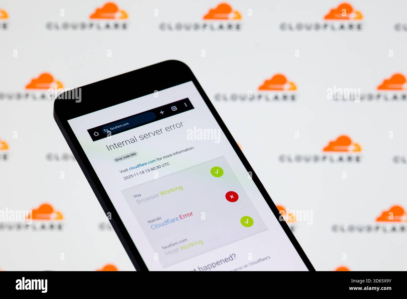 Bruxelles, Belgique. 19 novembre 2025. L'erreur de serveur interne (Cloudflare) s'affiche sur un téléphone portable avec Cloudflare en arrière-plan, dans cette illustration photo. Prise à Bruxelles, Belgique, le 19 novembre 2025. (Jonathan Raa/Sipa USA *** strictement à des fins éditoriales *** crédit : Sipa USA/Alamy Live News Banque D'Images