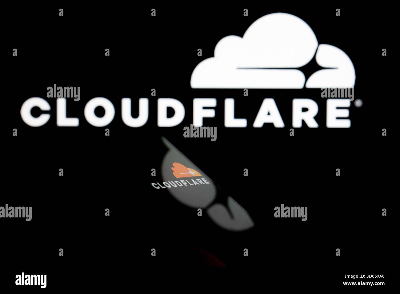 Bruxelles, Belgique. 19 novembre 2025. Le logo Cloudflare est affiché sur un téléphone portable avec Cloudflare vu en arrière-plan, dans cette illustration photo. Prise à Bruxelles, Belgique, le 19 novembre 2025. (Jonathan Raa/Sipa USA *** strictement à des fins éditoriales *** crédit : Sipa USA/Alamy Live News Banque D'Images