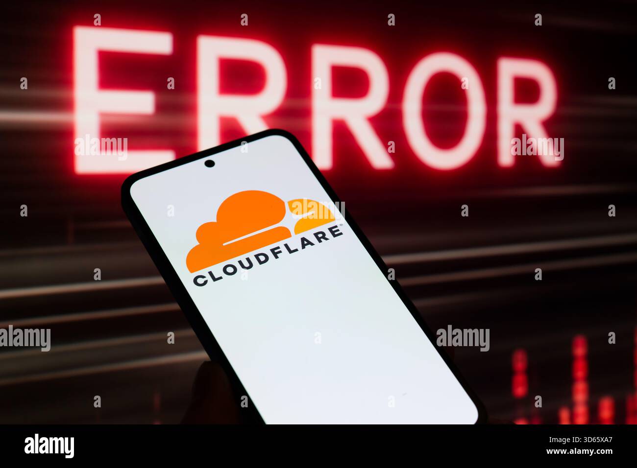Bruxelles, Belgique. 19 novembre 2025. Le logo Cloudflare est affiché sur un téléphone portable avec UNE ERREUR visible en arrière-plan, sur cette illustration photo. Prise à Bruxelles, Belgique, le 19 novembre 2025. (Jonathan Raa/Sipa USA *** strictement à des fins éditoriales *** crédit : Sipa USA/Alamy Live News Banque D'Images