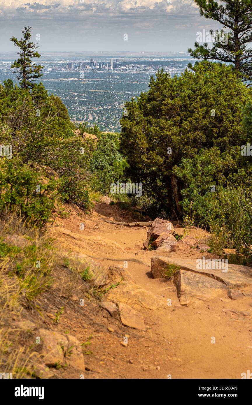 Sentier de randonnée sur Rocky Hill avec des forêts encadrant la vue lointaine de la ville Skyline Banque D'Images
