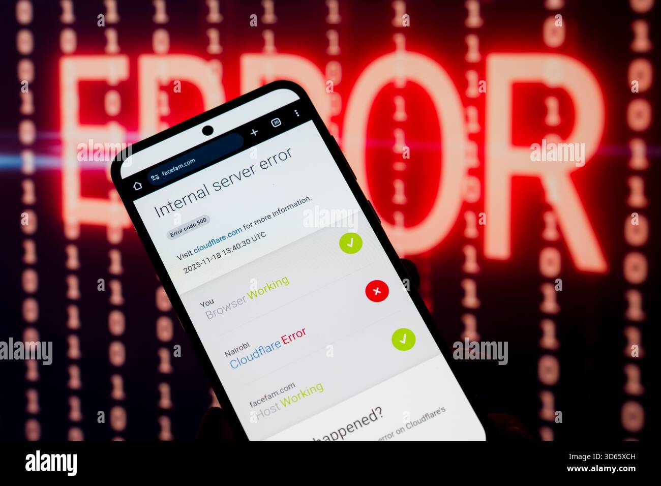 Bruxelles, Belgique. 19 novembre 2025. L'erreur de serveur interne (Cloudflare) s'affiche sur un téléphone portable avec UNE ERREUR visible en arrière-plan, dans cette illustration photo. Prise à Bruxelles, Belgique, le 19 novembre 2025. (Jonathan Raa/Sipa USA *** strictement à des fins éditoriales *** crédit : Sipa USA/Alamy Live News Banque D'Images