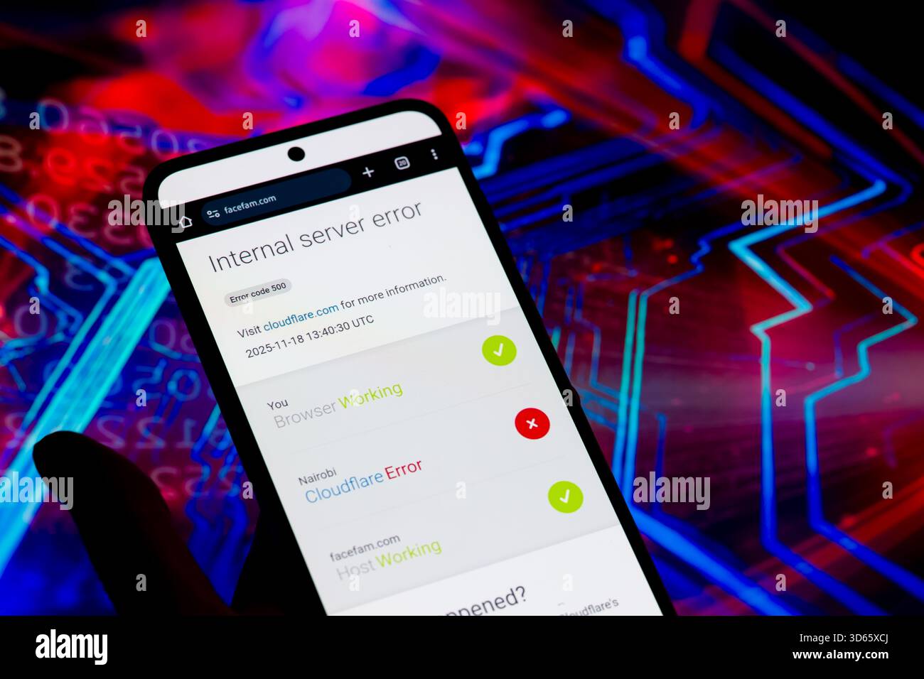 Bruxelles, Belgique. 19 novembre 2025. L'erreur de serveur interne (Cloudflare) s'affiche sur un téléphone portable, dans cette illustration photo. Prise à Bruxelles, Belgique, le 19 novembre 2025. (Jonathan Raa/Sipa USA *** strictement à des fins éditoriales *** crédit : Sipa USA/Alamy Live News Banque D'Images