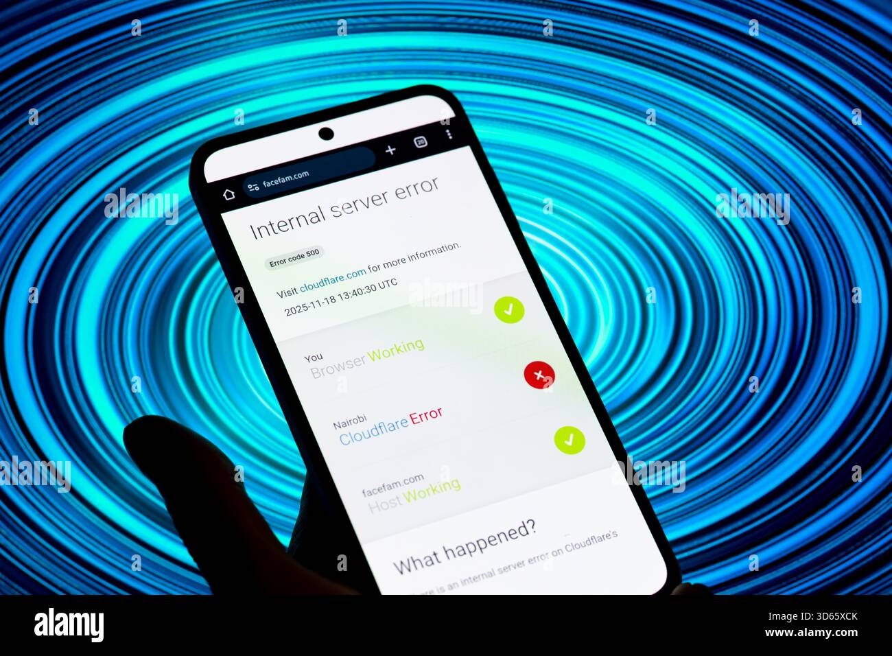 Bruxelles, Belgique. 19 novembre 2025. L'erreur de serveur interne (Cloudflare) s'affiche sur un téléphone portable, dans cette illustration photo. Prise à Bruxelles, Belgique, le 19 novembre 2025. (Jonathan Raa/Sipa USA *** strictement à des fins éditoriales *** crédit : Sipa USA/Alamy Live News Banque D'Images