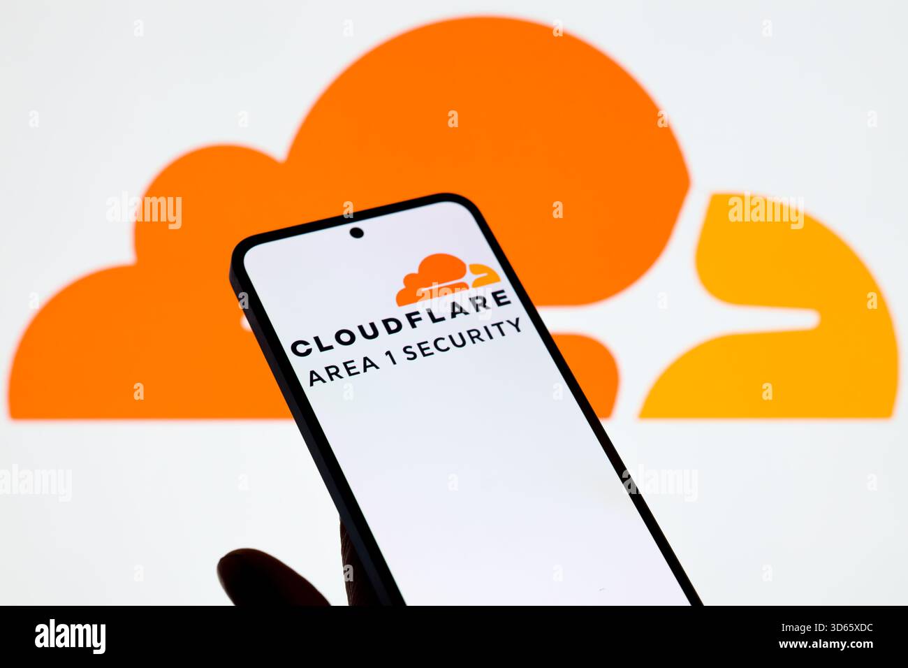 Bruxelles, Belgique. 19 novembre 2025. Le logo Cloudflare est affiché sur un téléphone portable avec l'icône Cloudflare vu en arrière-plan, dans cette illustration photo. Prise à Bruxelles, Belgique, le 19 novembre 2025. (Jonathan Raa/Sipa USA *** strictement à des fins éditoriales *** crédit : Sipa USA/Alamy Live News Banque D'Images