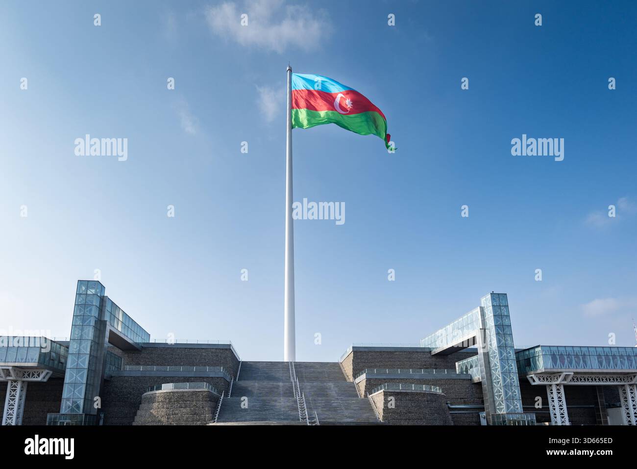 Bakou, Azerbaïdjan - 11.09.2025 : place du drapeau de l'État à Bakou. Drapeau Azerbaïdjan à la place du drapeau national est le plus grand drapeau dans le monde. Banque D'Images