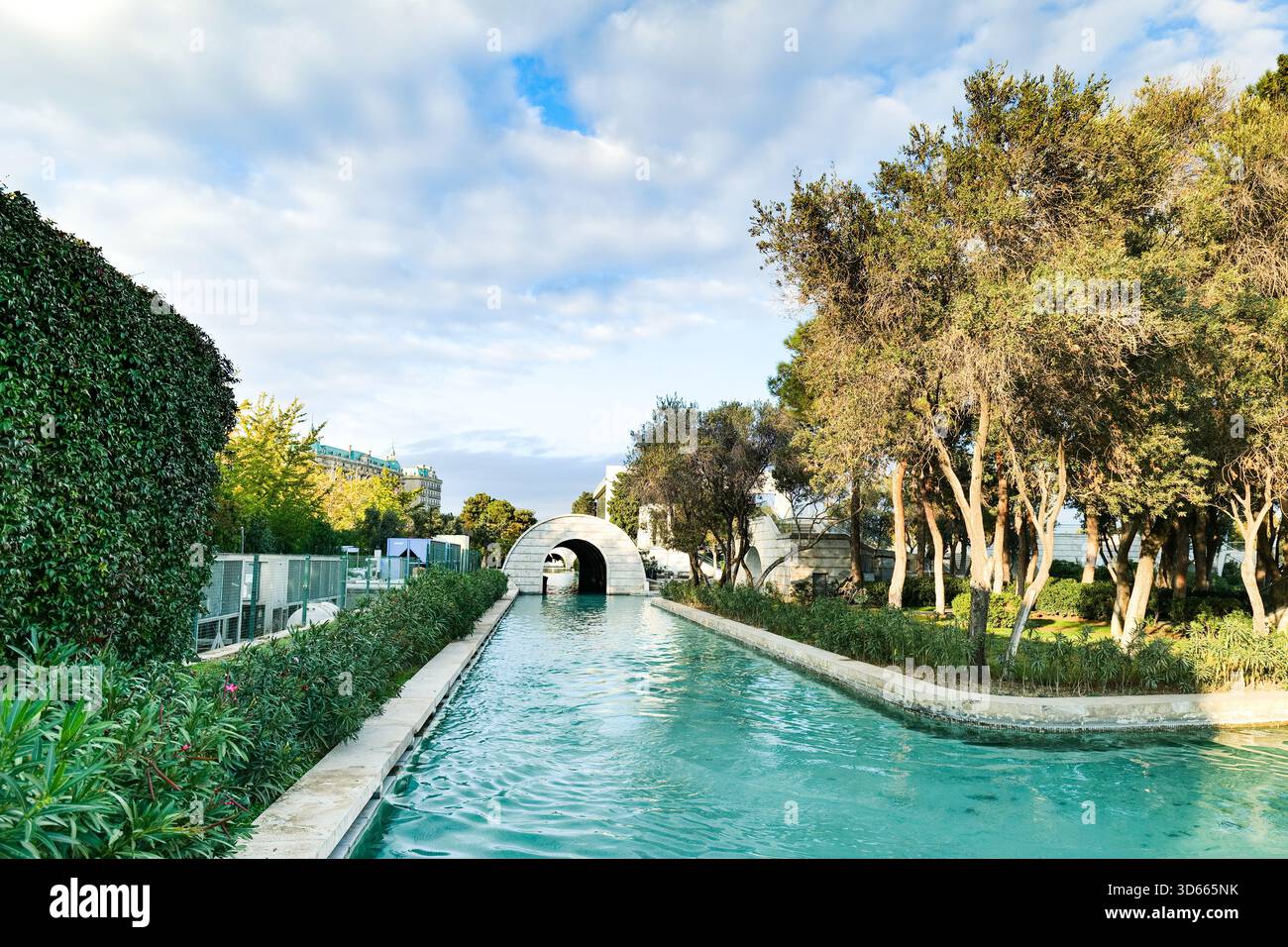 Bakou, Azerbaïdjan - 11.04.2025 : Mini Venise, ou petite Venise, à Bakou, Azerbaïdjan. C'est une zone de canal inspirée par Venise. Banque D'Images