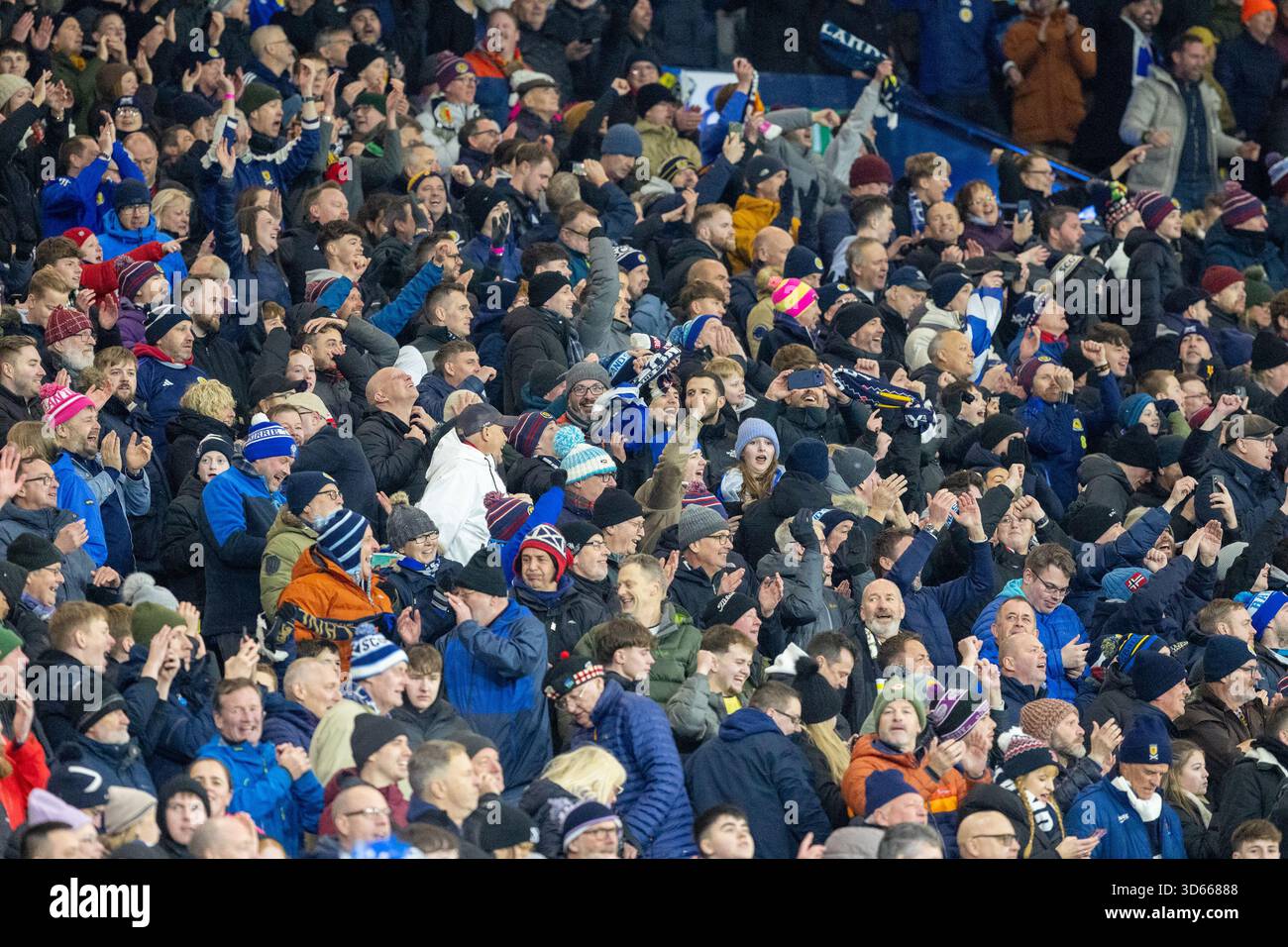 Glasgow, Écosse, Royaume-Uni. Glasgow, Royaume-Uni. 18 novembre 2025. L'Écosse a joué le Danemark au stade national écossais de Hampden Park, Glasgow, lors d'un tour de qualification pour la coupe du monde. Le Danemark avait un point d'avance sur l'Écosse dans la ligue avant le début du match. Le score final était Ecosse 4 - 2 Danemark. L'Écosse se qualifie et le Danemark va entrer dans les matches de play-off. Les supporters écossais et les fans célébrant à la fin du match. Crédit : Findlay/Alamy Live News Banque D'Images