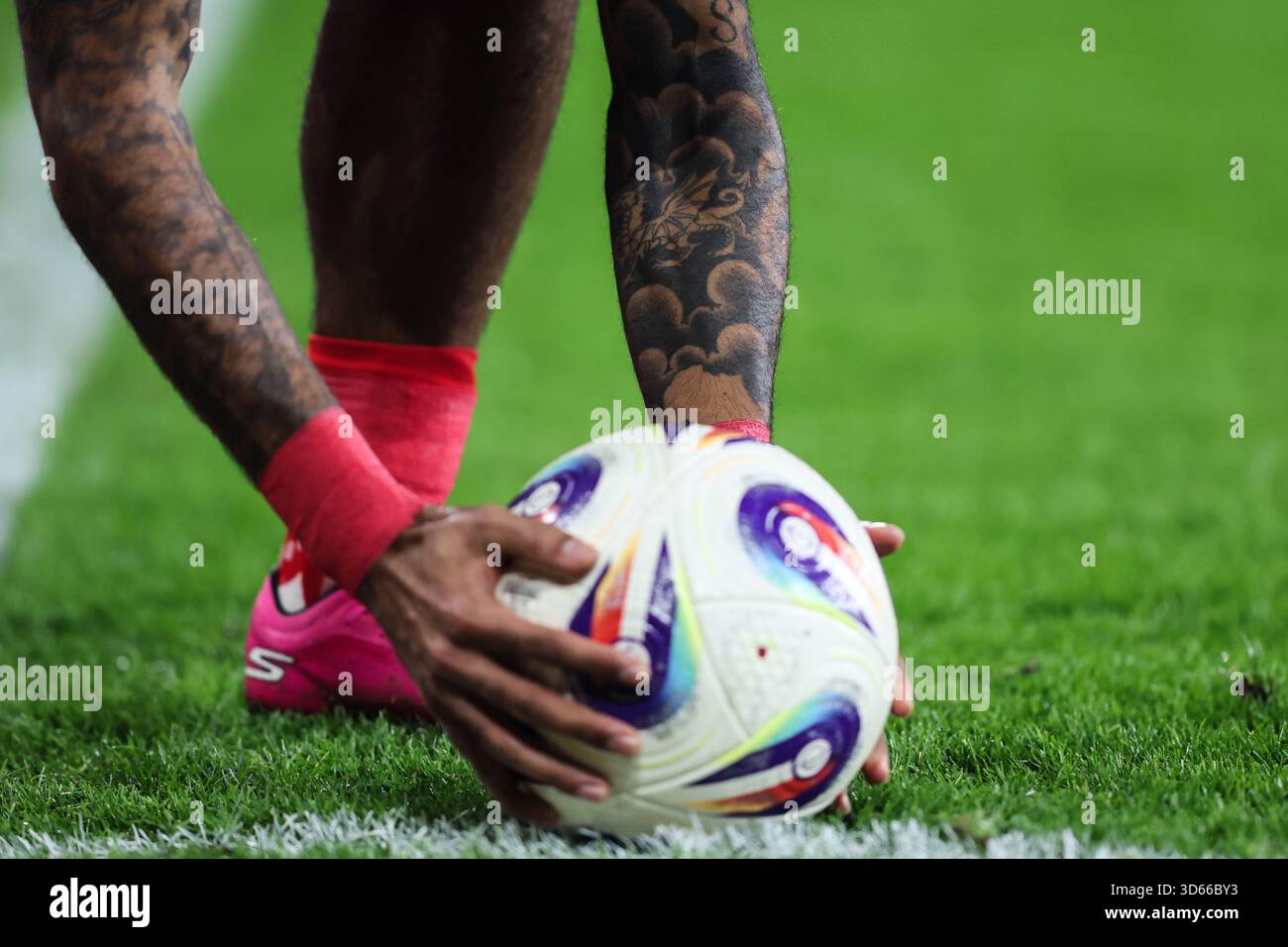 Cardiff, Royaume-Uni. 18 novembre 2025. Le tatouage de dragon gallois sur le bras de Sobra Thomas du pays de Galles lors du match de qualification du Championnat d'Europe de l'UEFA pays de Galles vs Macédoine du Nord au Cardiff City Stadium, Cardiff. Le crédit photo devrait se lire comme suit : Gareth Evans/Sportimage crédit : Sportimage Ltd/Alamy Live News Banque D'Images