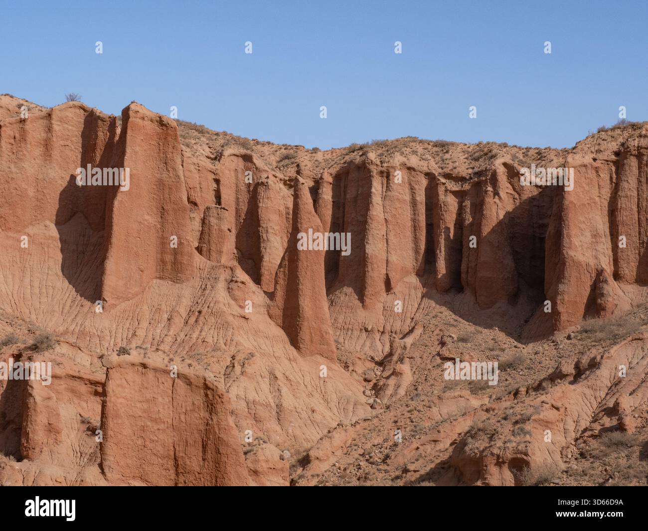 Un pic de canyon rouge parallèle et soigné Banque D'Images