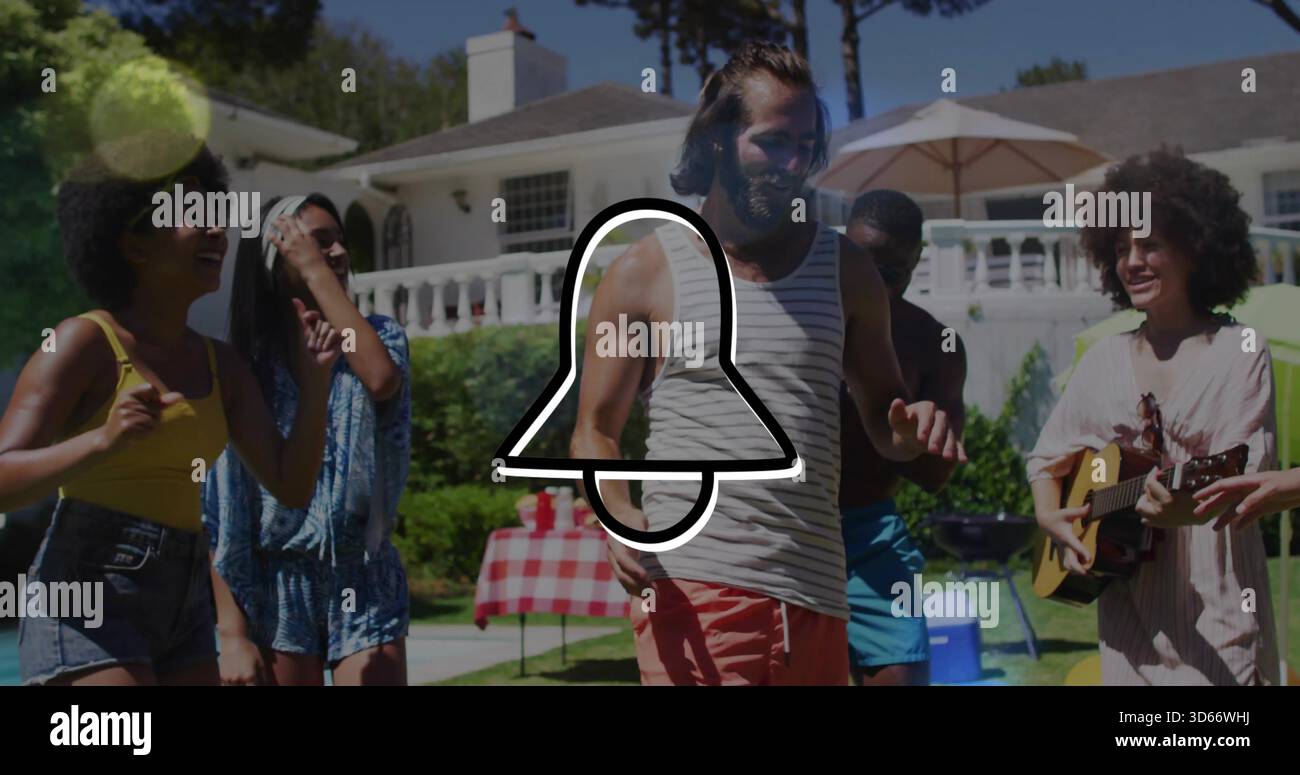 Homme adulte stepping portant un débardeur rayé et un short rouge sur la pelouse de banlieue, la guitare et la cloche Banque D'Images