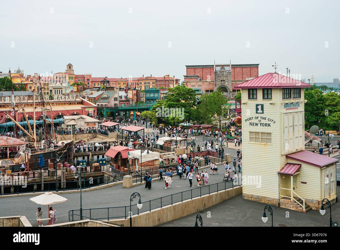 Réplique du port de New York avec des foules de touristes au parc à thème Tokyo DisneySea dans la zone du front de mer américain, vu de la S.S. Columbia au Japon Banque D'Images