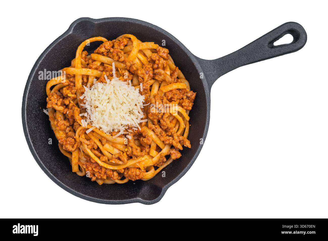 Délicieuses pâtes bolognaises avec ragu de viande salée et lambeaux de parmesan présentés dans une poêle en fonte sur fond blanc minimaliste Banque D'Images