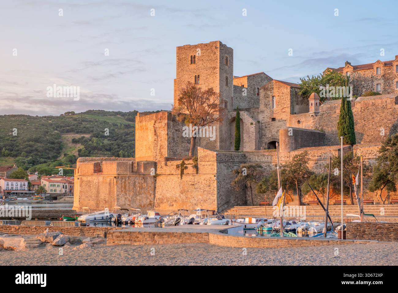 Château Royal de Collioure (Château Royal de Collioure) au lever du soleil, avec le port et la plage au premier plan, Occitanie, France Banque D'Images