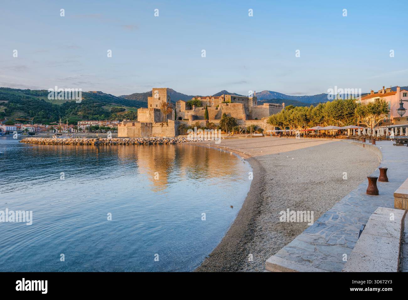 Le Château Royal de Collioure (Château Royal de Collioure) et la plage au lever du soleil, avec les montagnes en arrière-plan, Occitanie, France Banque D'Images