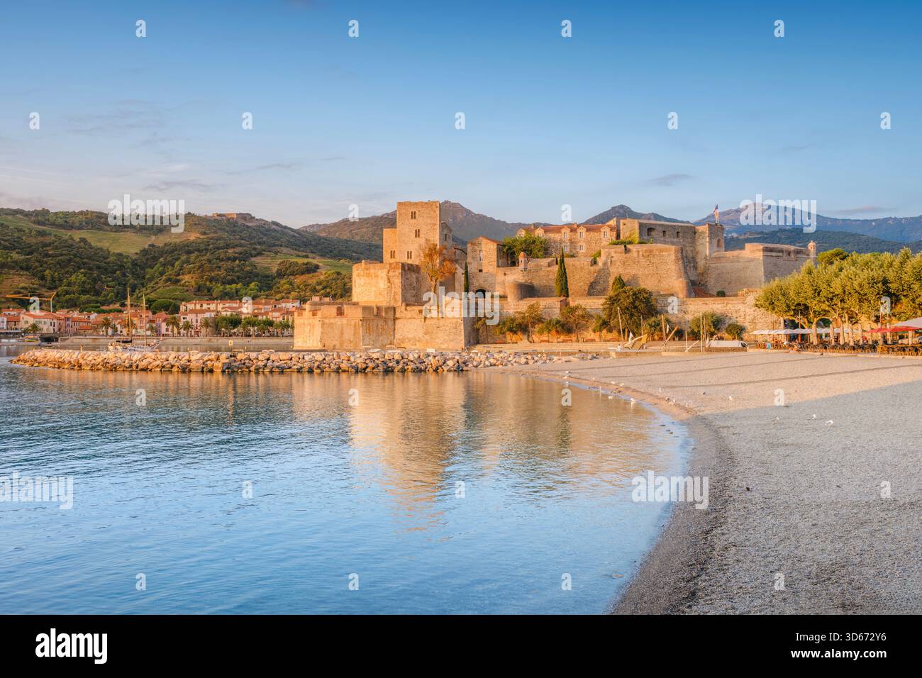 Le Château Royal de Collioure (Château Royal de Collioure) et la plage de galets au lever du soleil, surplombant la mer Méditerranée, Occitanie, France Banque D'Images