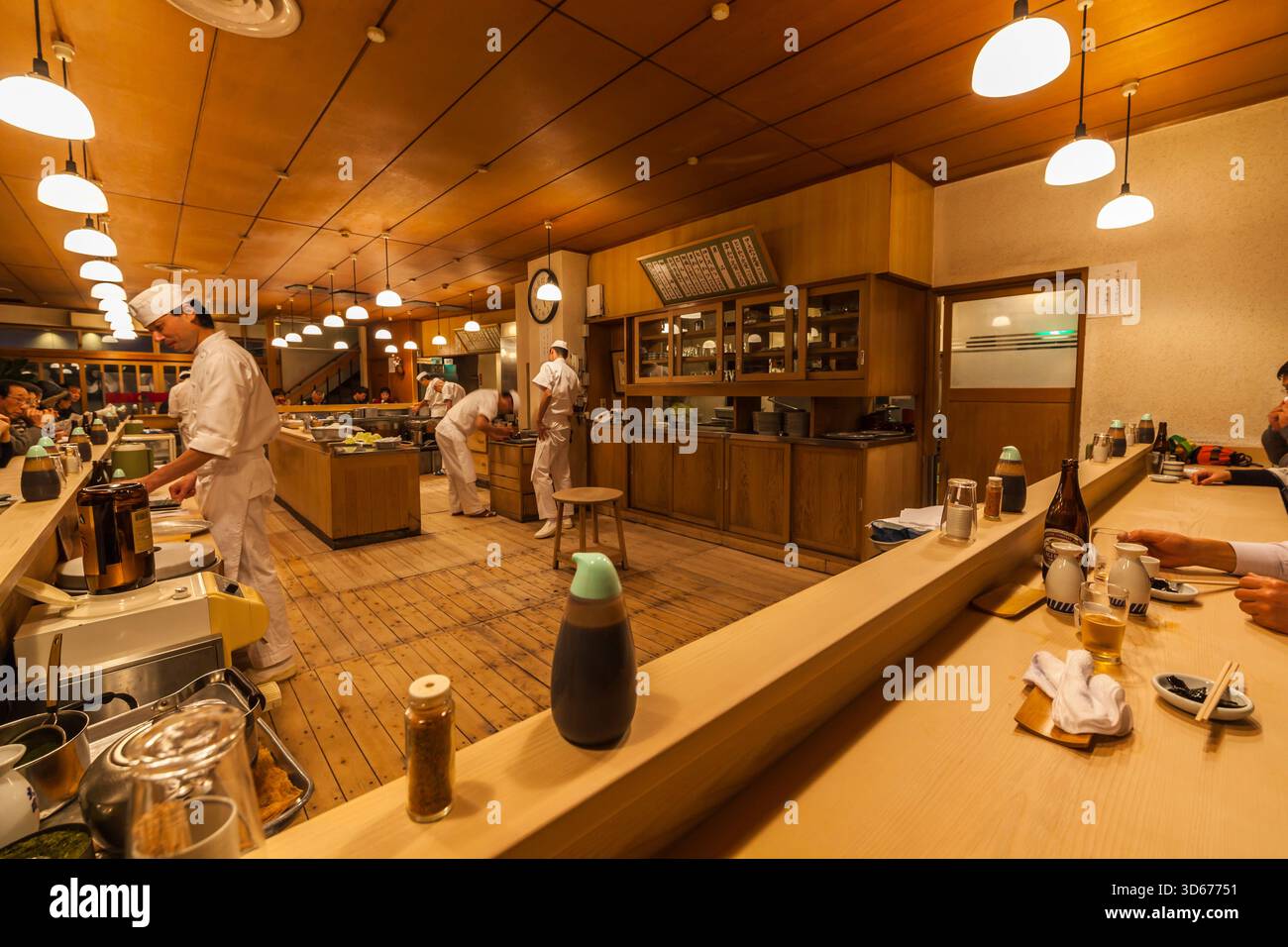Intérieur du célèbre Restaurant Tonkatsu Tonki à Meguro, Minato-ku, Tokyo, Japon Banque D'Images