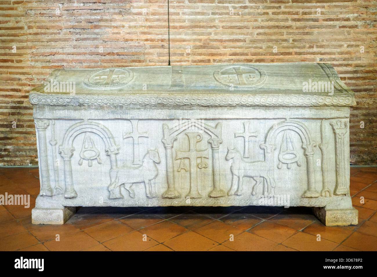 Sarcophage de Mgr Félix (VIIIe siècle) - Basilica di Sant'Apollinare in classe - Ravenne, Italie Banque D'Images