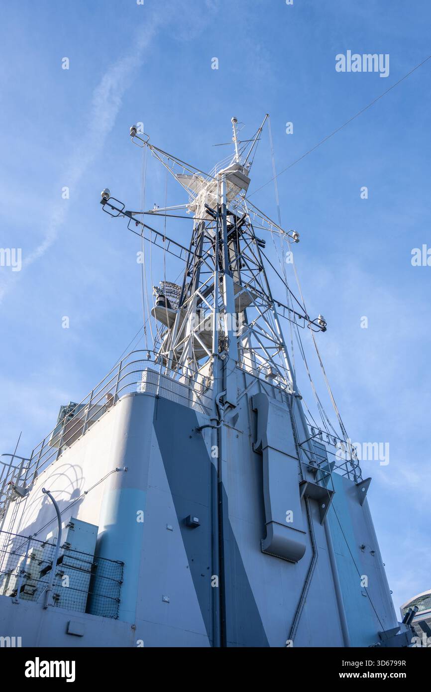 Une vue saisissante du contrepoids sur le HMS Belfast, bien visible contre un ciel bleu clair. Le navire de guerre historique est amarré à Londres, attirant des visiteurs intéressés par l'histoire navale. Banque D'Images