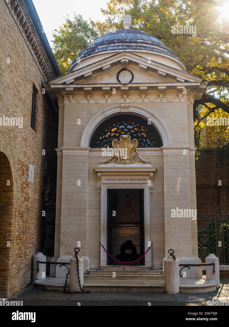 Tombeau de Dante Alighieri - le bâtiment est surmonté d'un dôme hémisphérique surmonté d'une pomme de pin (symbole funéraire). Le portail d'entrée présente les armoiries du cardinal Luigi Valenti Gonzaga, et l'architrave porte l'inscription 'DANTIS POETAE SEPULCRUM'. - Ravenne, Italie Banque D'Images
