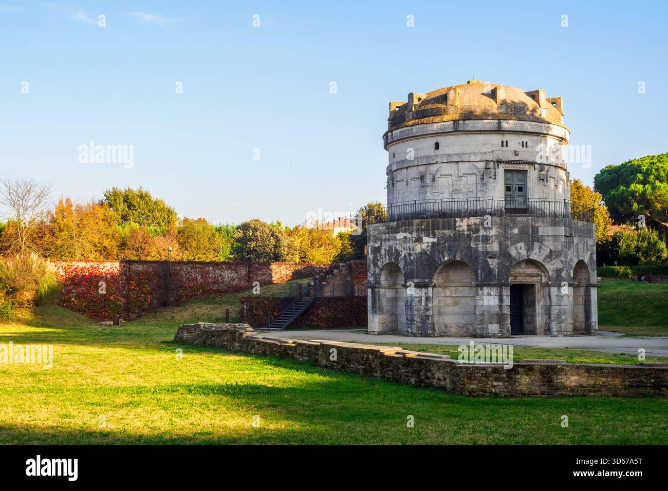 Le Mausolée du monument funéraire ostrogothique théodorique et monument du patrimoine mondial de l'UNESCO. Le monument a été entièrement construit avec des blocs de pierre de marbre Aurisina par un processus de pose à sec - Ravenne, Italie Banque D'Images