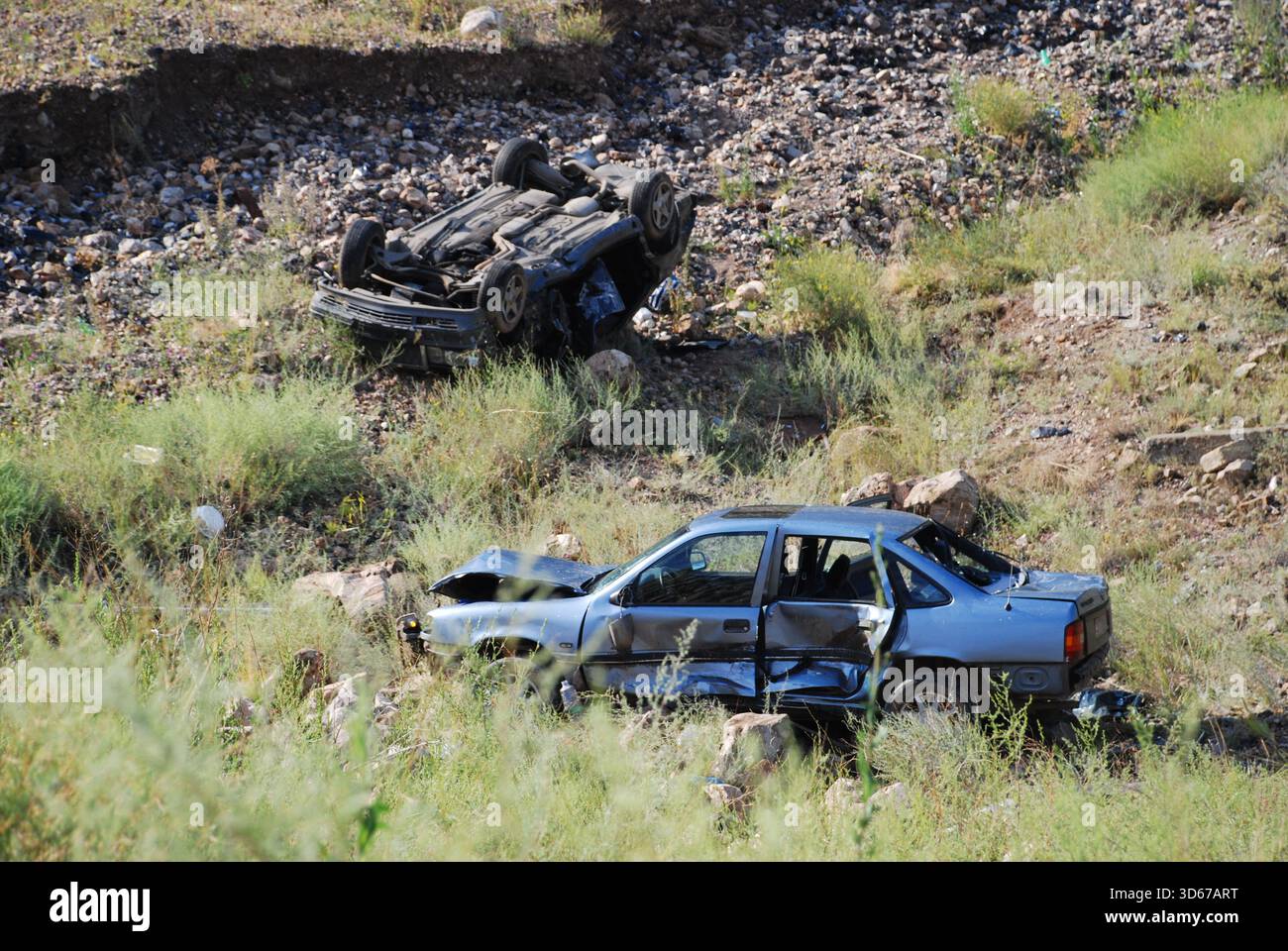 Accident de voiture impliquant deux véhicules qui ont quitté la route Banque D'Images