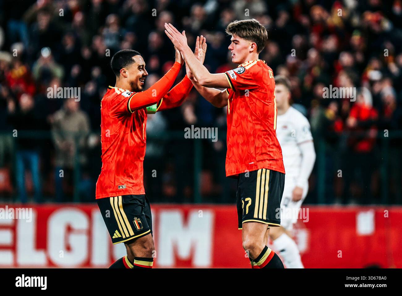Youri Tielemans (Belgique, 8) et Charles de Ketelaere (Belgique, 17) célèbrent les 7 :0 de Charles de Ketelaere (Belgique, 17) qualifications UEFA pour la Coupe du monde de la FIFA : Belgique - Liechtenstein ; Liège, stade Maurice Dufrasne, 18 novembre 2025 Banque D'Images