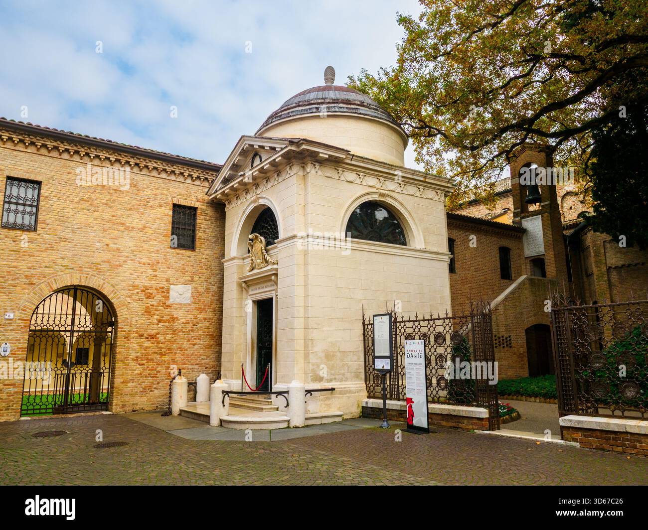 Tombeau de Dante Alighieri - le bâtiment est surmonté d'un dôme hémisphérique surmonté d'une pomme de pin (symbole funéraire). Le portail d'entrée présente les armoiries du cardinal Luigi Valenti Gonzaga, et l'architrave porte l'inscription 'DANTIS POETAE SEPULCRUM'. - Ravenne, Italie Banque D'Images
