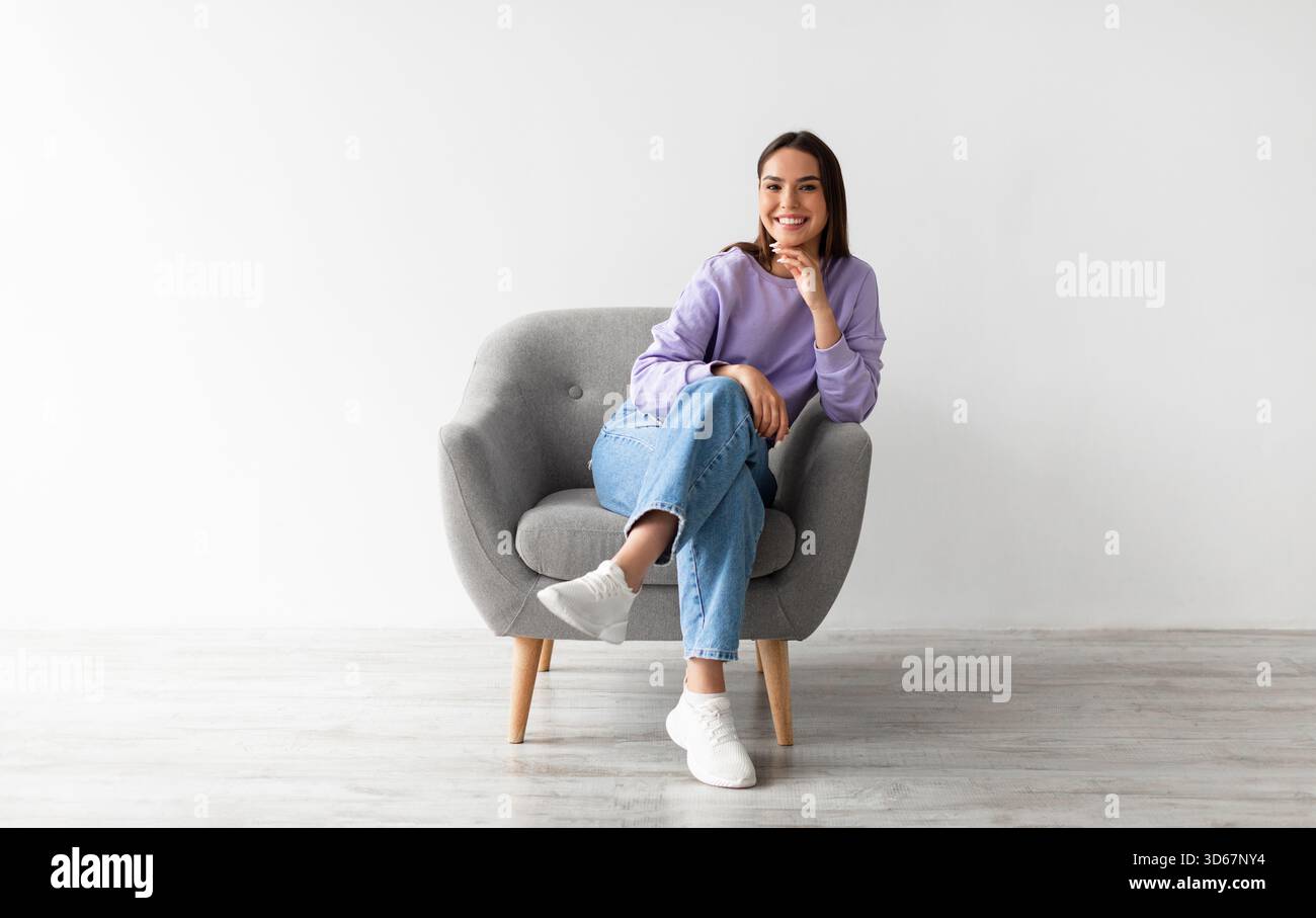 Toute la longueur de jeune femme heureuse en tenue décontractée souriante Banque D'Images
