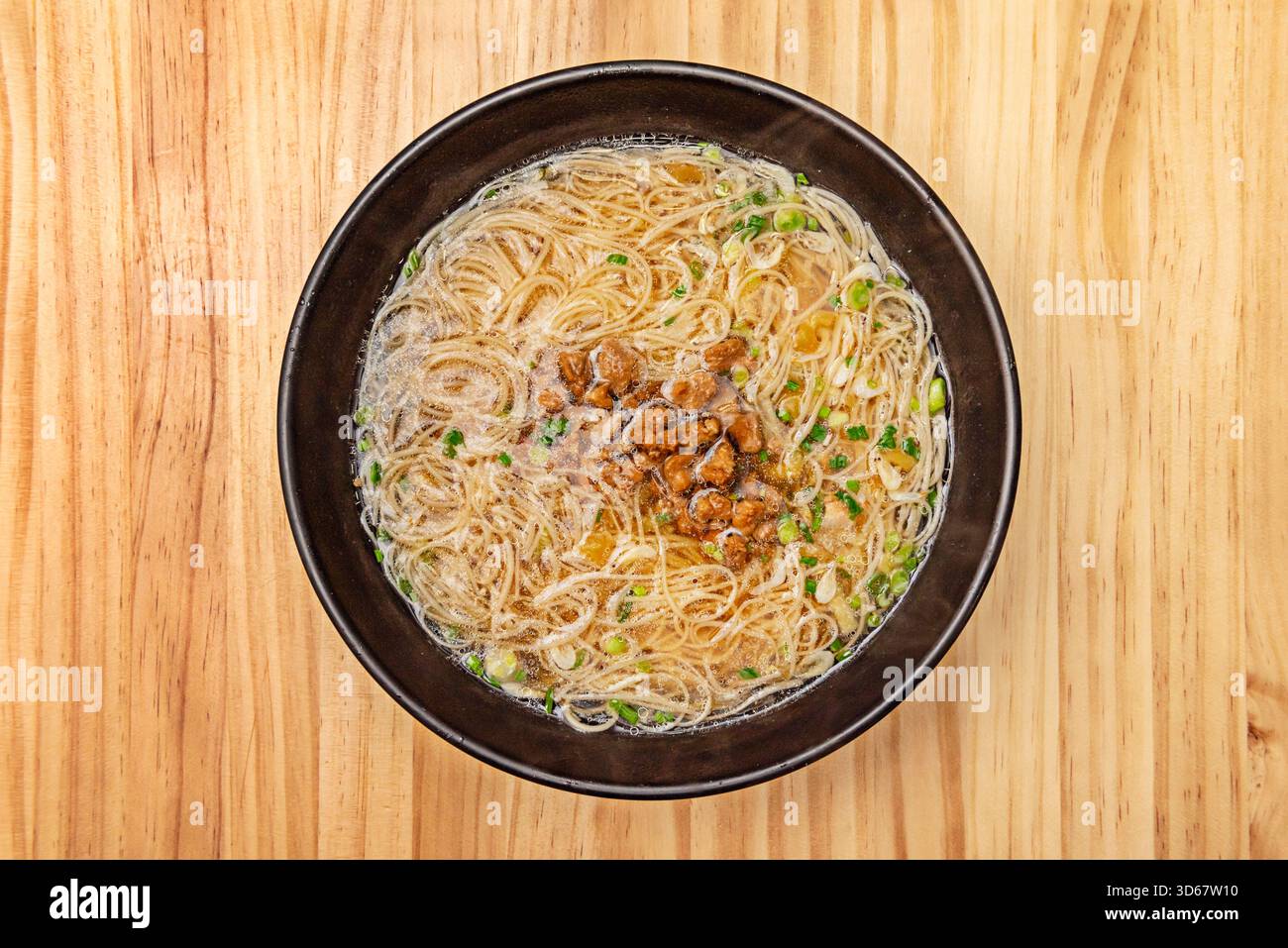 Nouilles de blé aux crevettes, pousses de bambou, châtaignes d'eau et sauce hoisin dans un style cantonais authentique Banque D'Images
