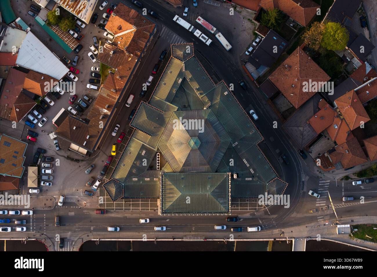 Vue aérienne du bâtiment de l'Académie des Beaux-Arts avec son toit géométrique entouré de rues et de vieux bâtiments, Sarajevo, Fédération de Bosnie et H. Banque D'Images