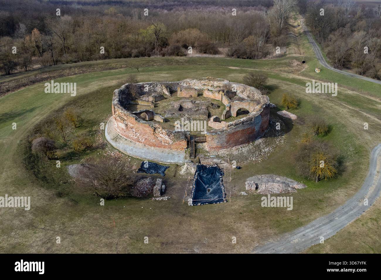 Vue aérienne d'une ancienne forteresse circulaire en ruine, ses murs de briques altérés et son intérieur exposé debout comme témoins silencieux de l'histoire, Osijek, Osijek-B. Banque D'Images