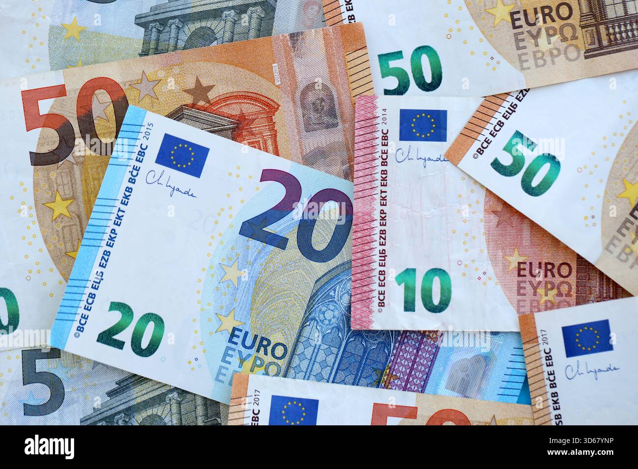 Billets d'argent en euros billets de banque en gros montant sur la table close up. Énorme quantité de monnaie de l'Union européenne en espèces sur la surface lisse. Concept d'entreprise et de vie riche Banque D'Images