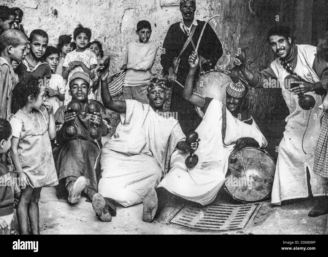 Des musiciens marocains posent pour la caméra à Safi, Maroc Banque D'Images