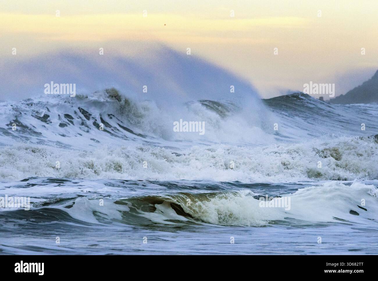 Les vents du nord en hiver provoquent de grands rouleaux ou vagues de tempête qui s'écrasent sur la côte du Yorkshire causant beaucoup d'érosion. Banque D'Images