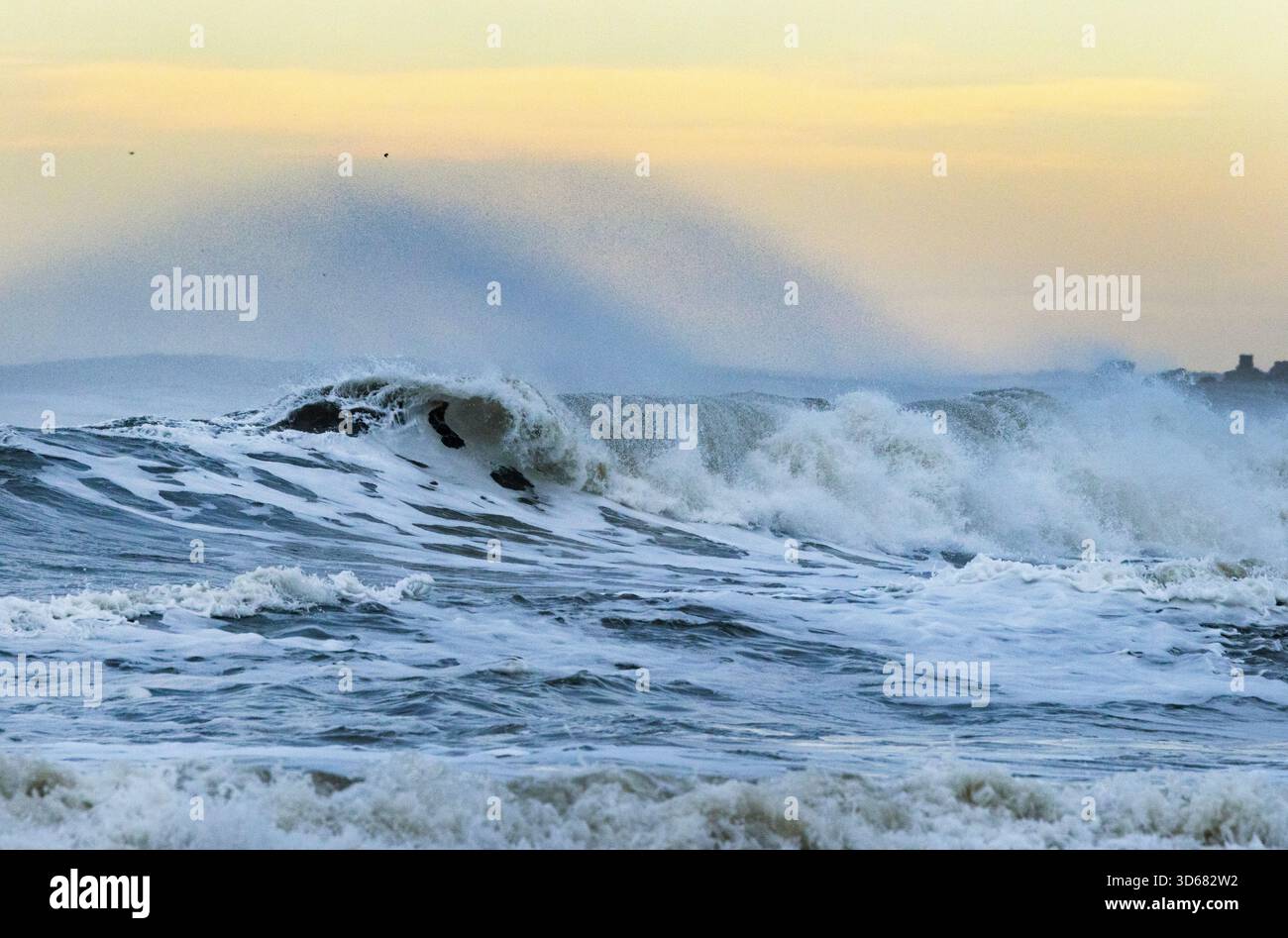 Les vents du nord en hiver provoquent de grands rouleaux ou vagues de tempête qui s'écrasent sur la côte du Yorkshire causant beaucoup d'érosion. Banque D'Images