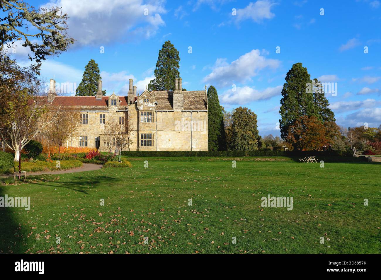 Les jardins RHS à Wakehurst place Ardingly sur une journée d'automne ensoleillée West Sussex England UK Banque D'Images
