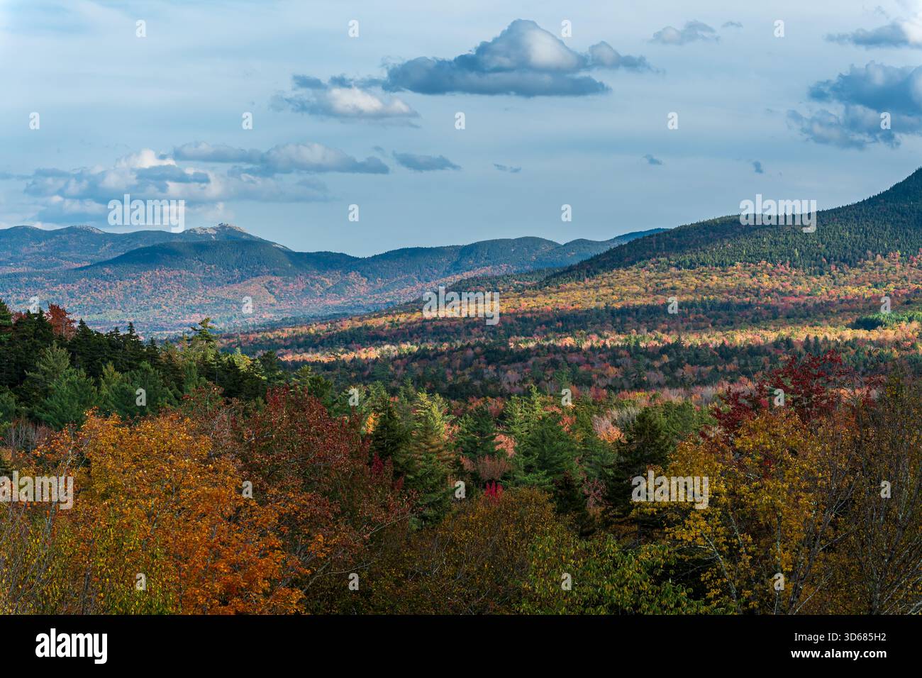 Ambiance du soir dans les montagnes Withe, feuillage d'automne, couleurs d'automne, Kancamagus Highway, New Hampshire, ÉTATS-UNIS Banque D'Images